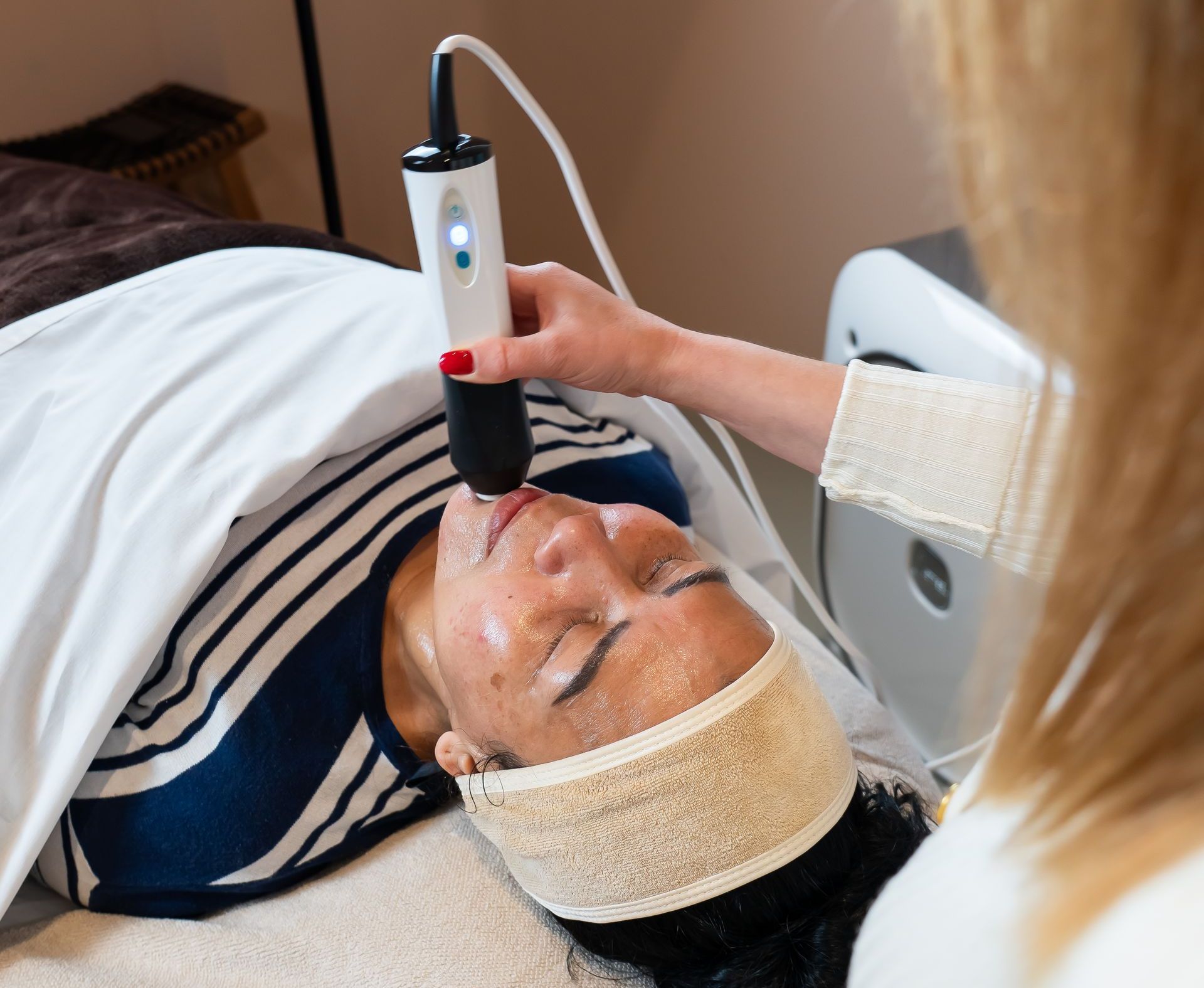 Facial lifting treatment