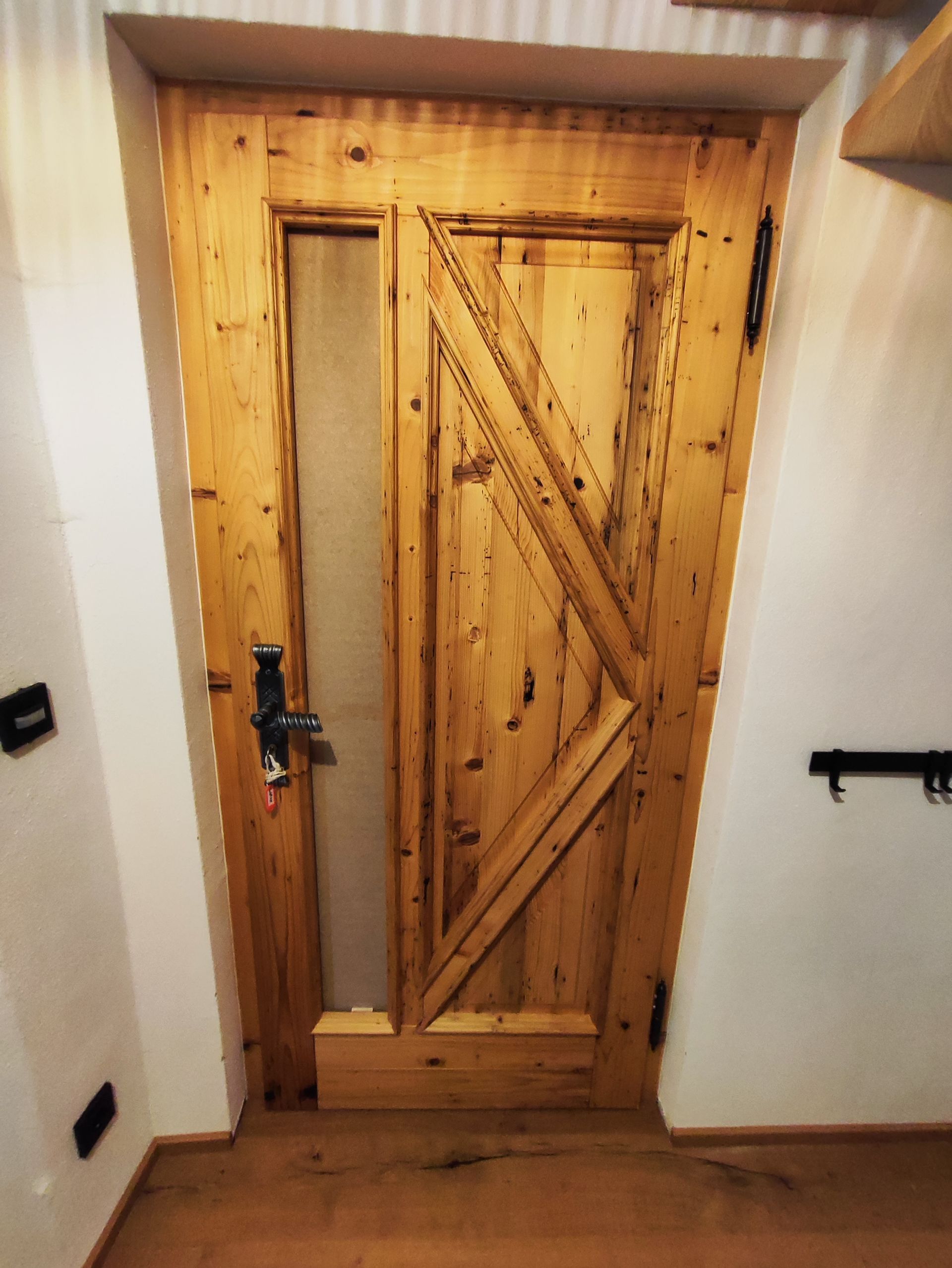 Eine Holztür mit einem Glasfenster in einem Raum