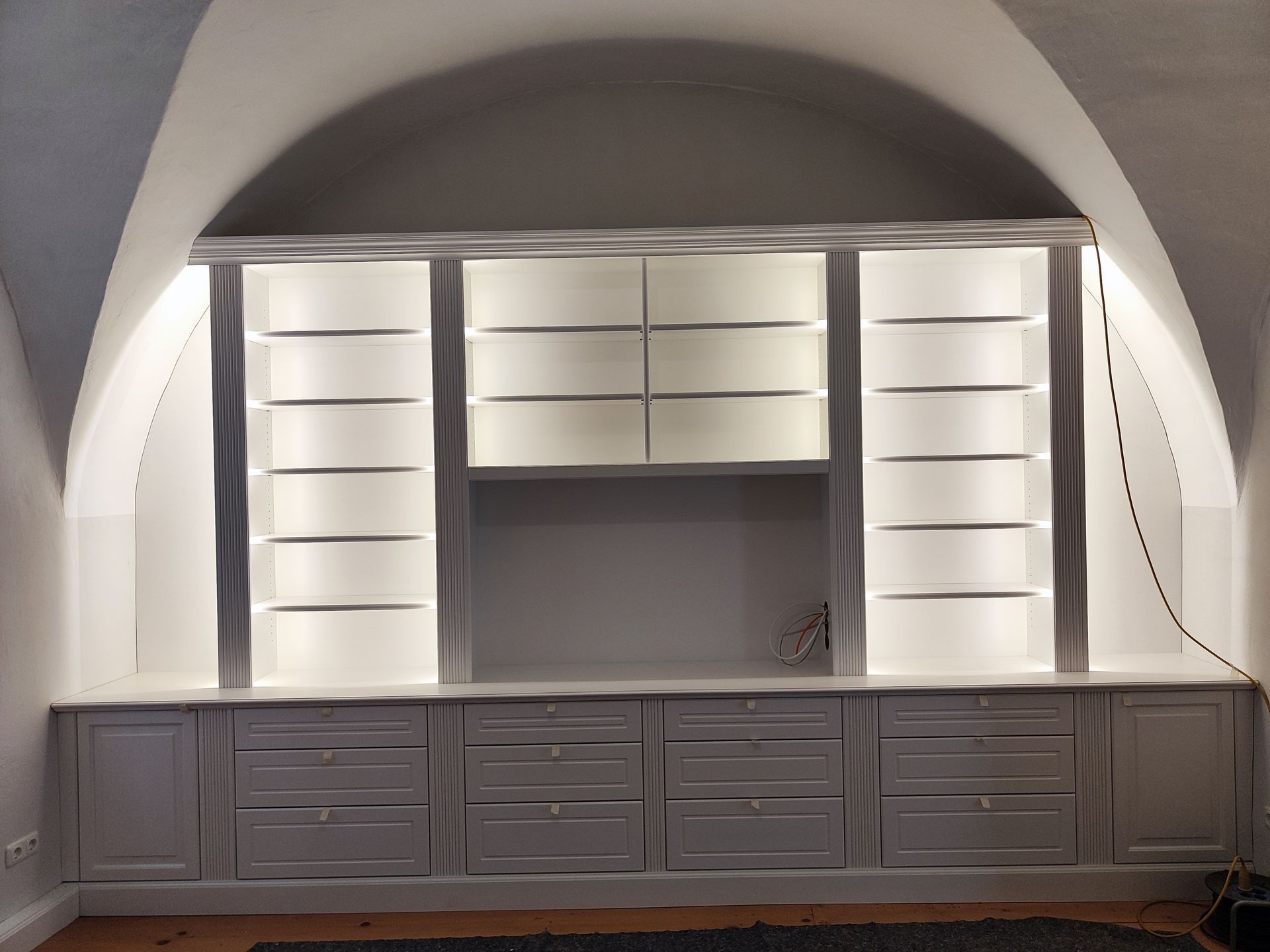 Ein Raum mit vielen Regalen und Schubladen