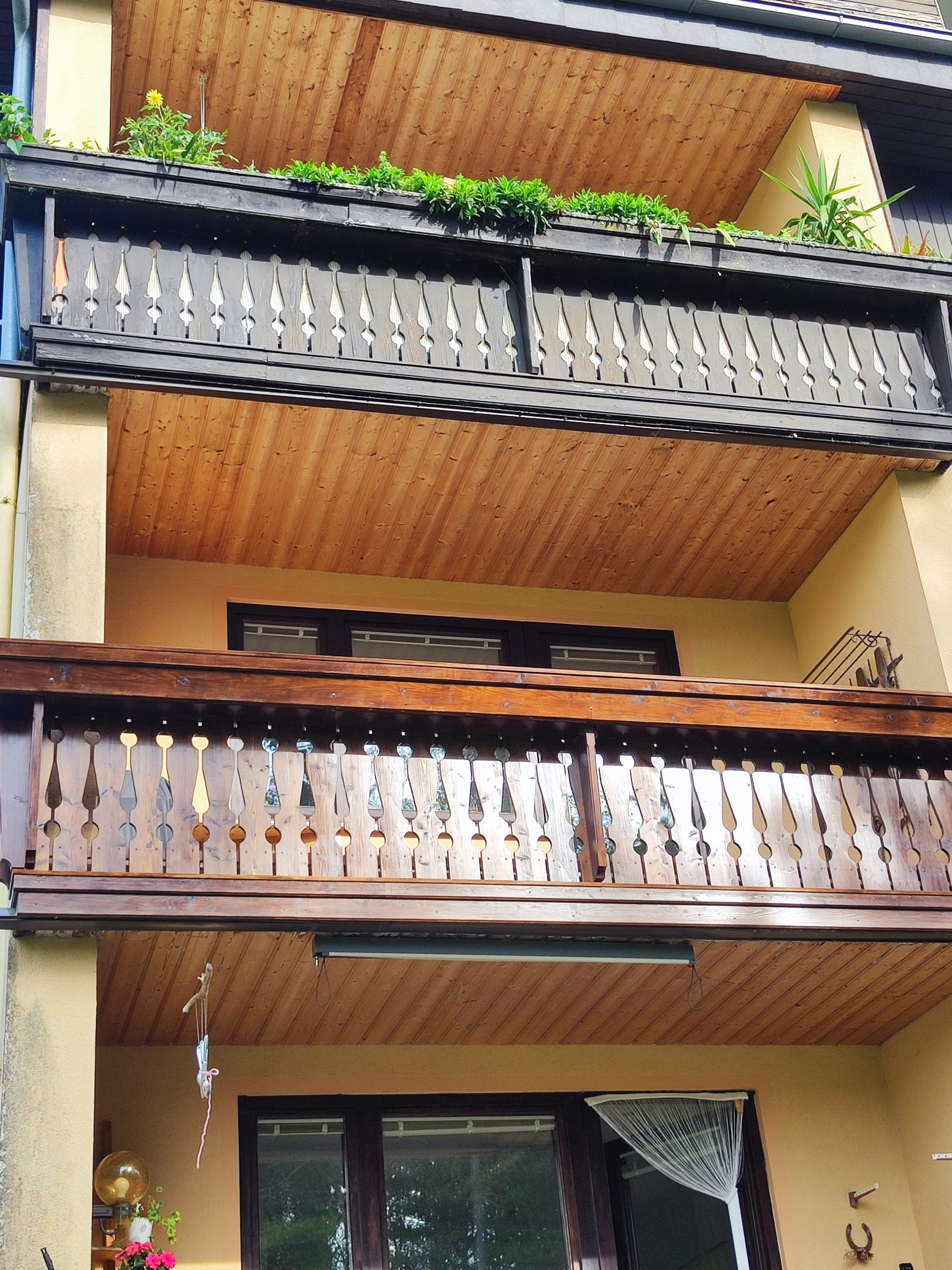 Ein Balkon im zweiten Stock eines Hauses