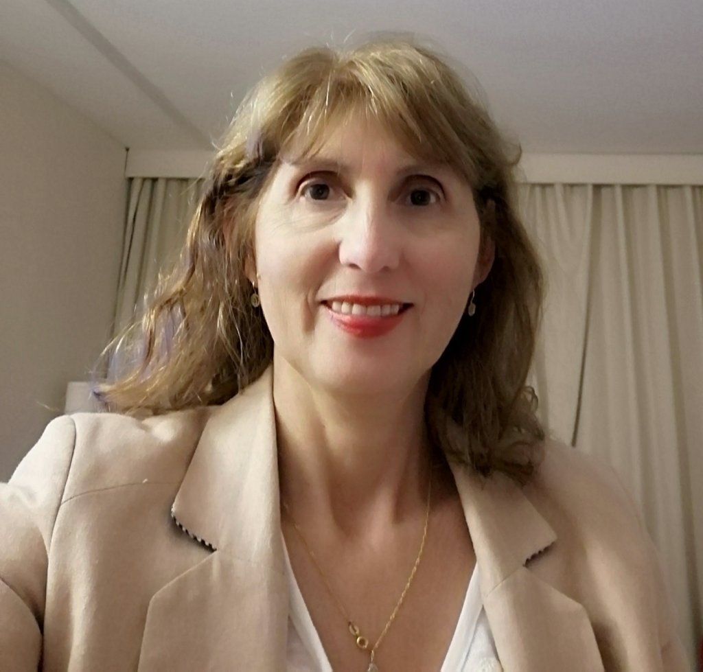 Mujer con un blazer color canela sonriendo