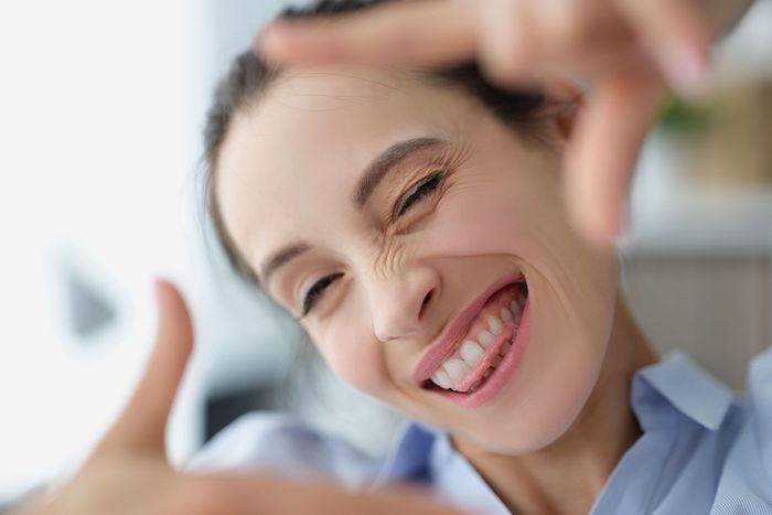 Sorriso di una paziente curata con odontoiatria digitale a Firenze