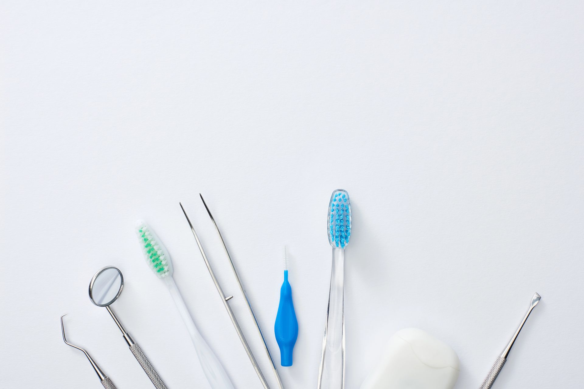 Una donna tiene un apparecchio trasparente davanti ai denti.
