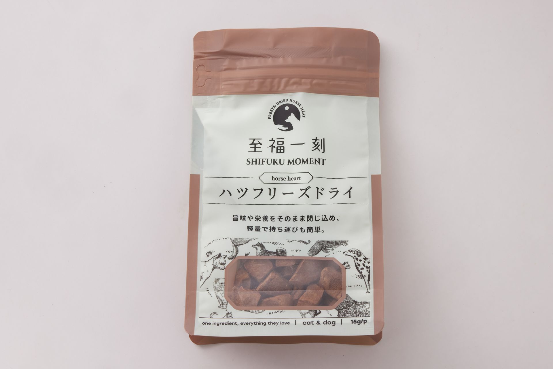 一塊紅白條紋的布上，放著一個木勺，上面裝著乾糧塊，旁邊還有包裝和綠色植物。