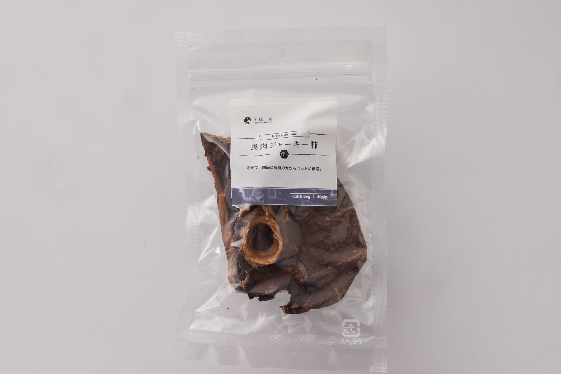 肉乾放在鋪著綠白格子佈的木質杯墊上。