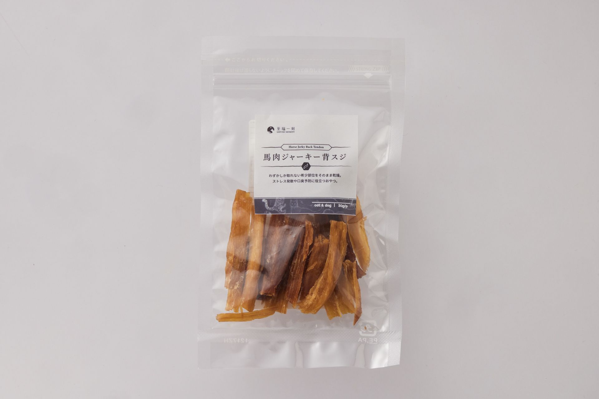 盛在小白罐裡的紅薯條，放在綠白相間的格子佈上。