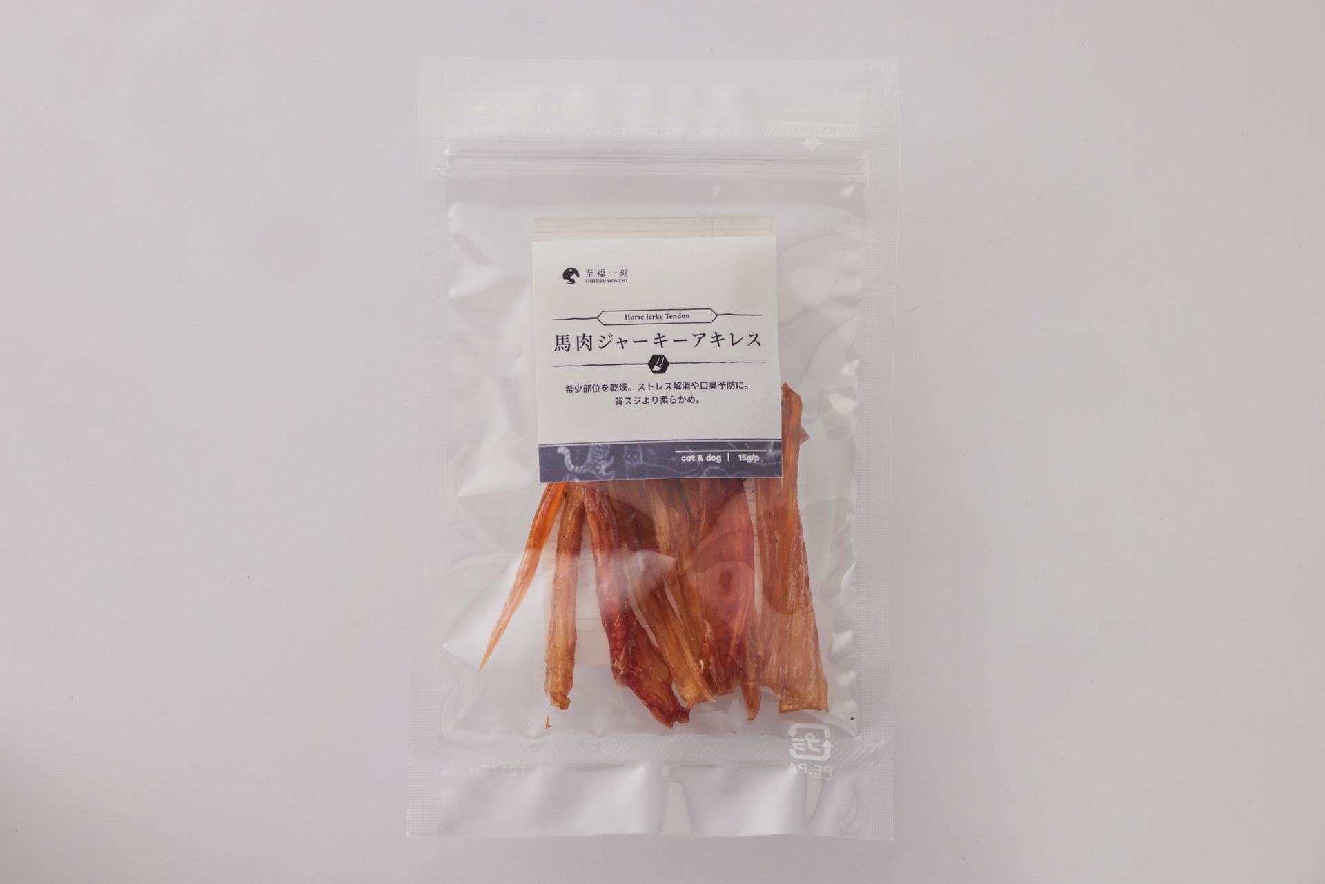 盛放在白色底座碟子裡的乾果條，碟子放在綠白相間的格子佈上。