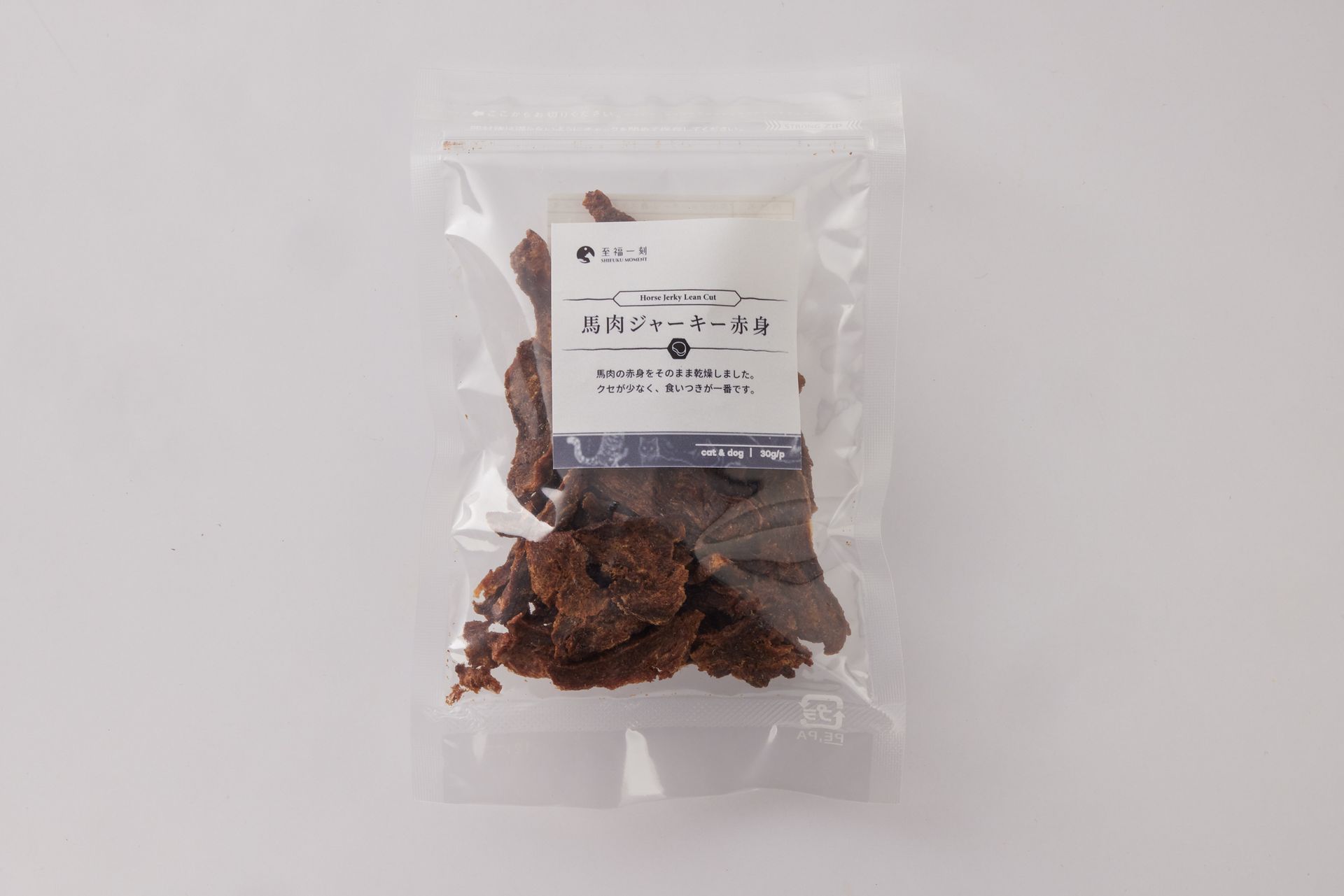 牛肉乾放在木質砧板上，砧板上鋪著綠白相間的格子佈。