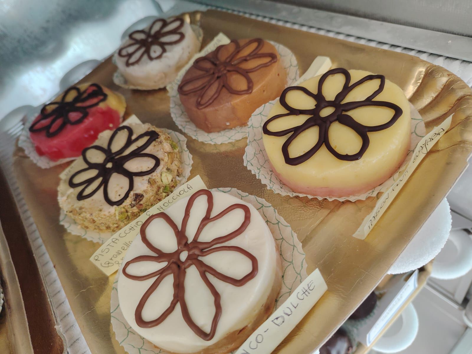 Un vassoio di dolci con sopra dei fiori di cioccolato