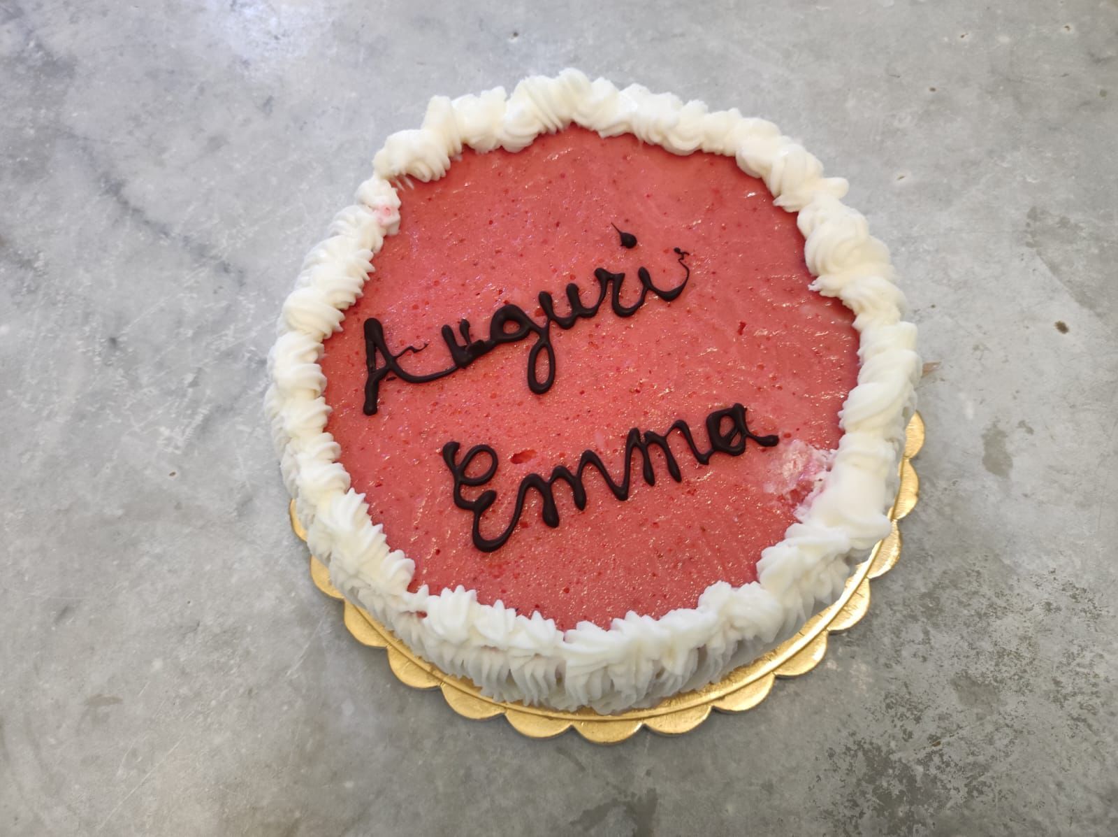 Una torta con scritto auguri emma
