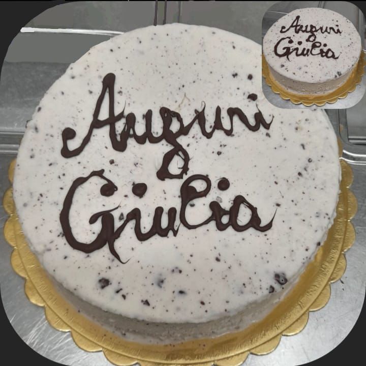 Una torta con scritto auguri giulia