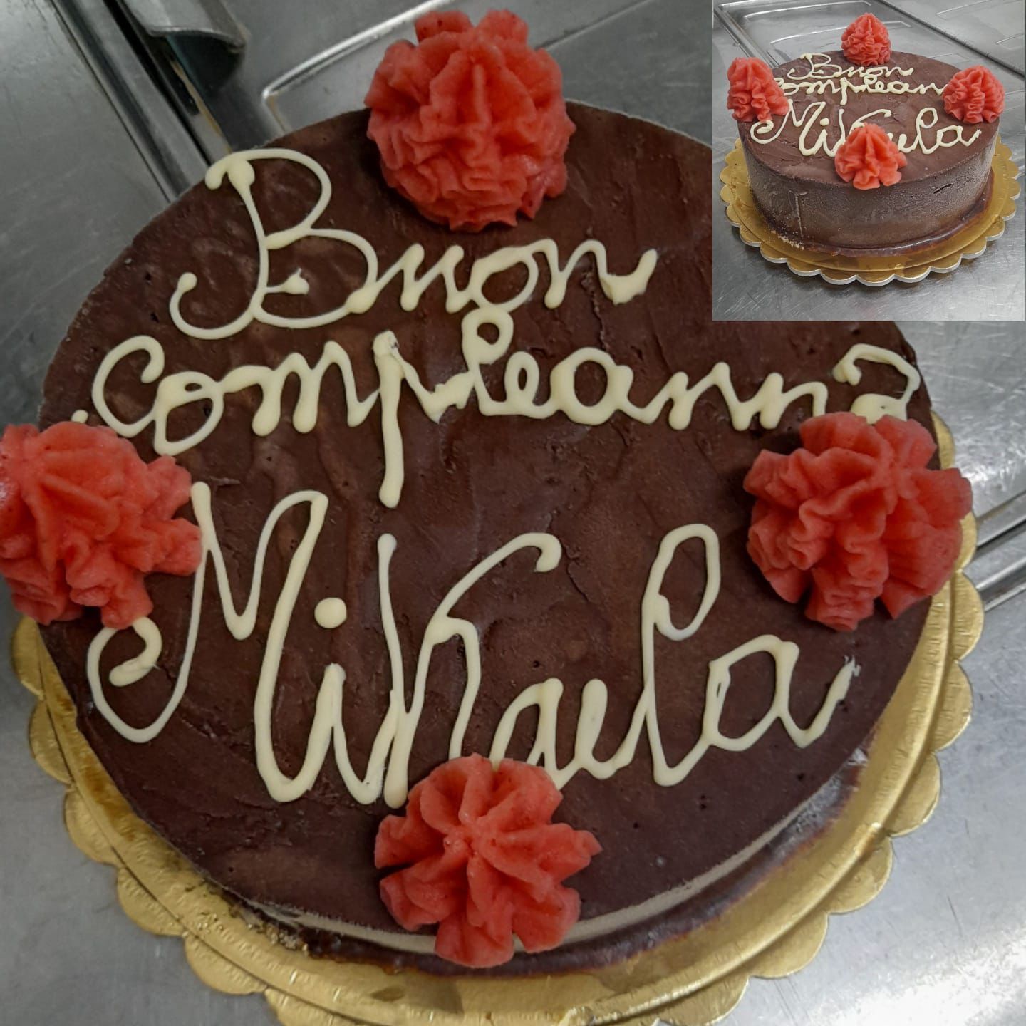 Una torta al cioccolato con il nome mihala scritto sopra