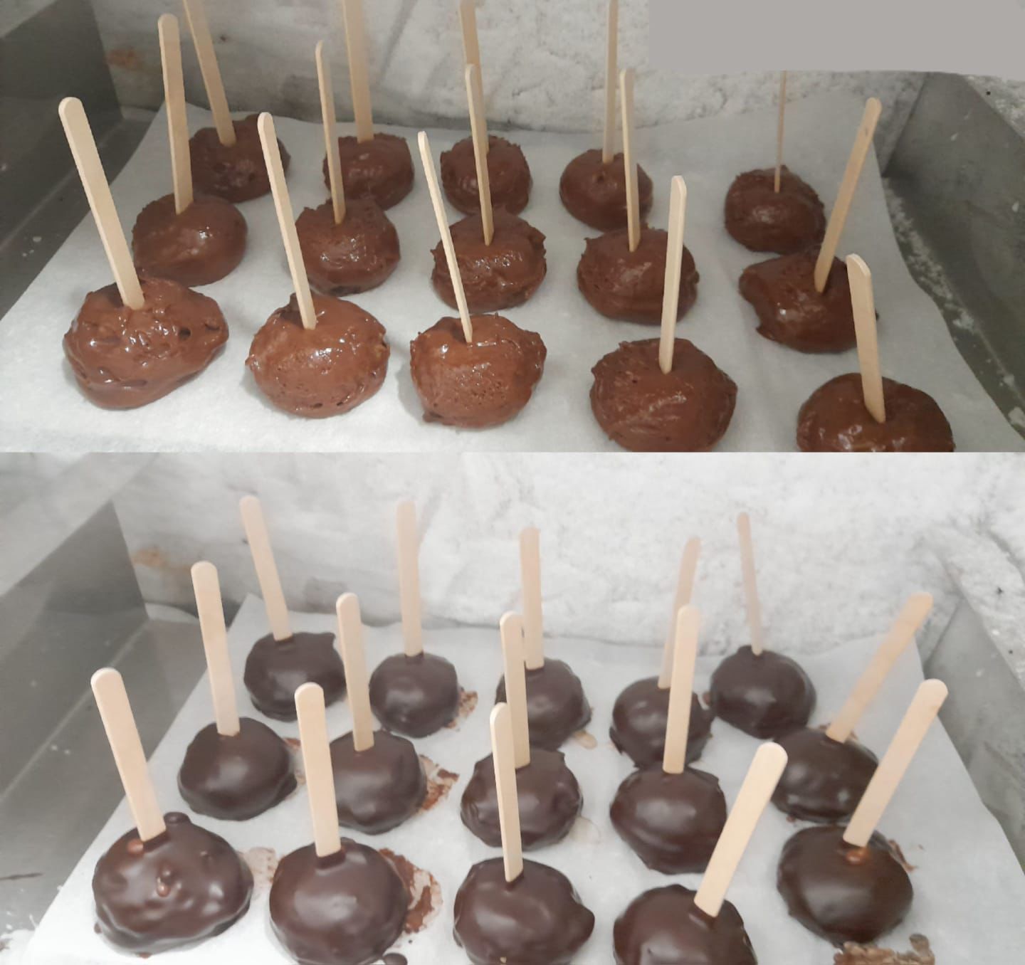 Un vassoio di cake pops al cioccolato con bastoncini di legno