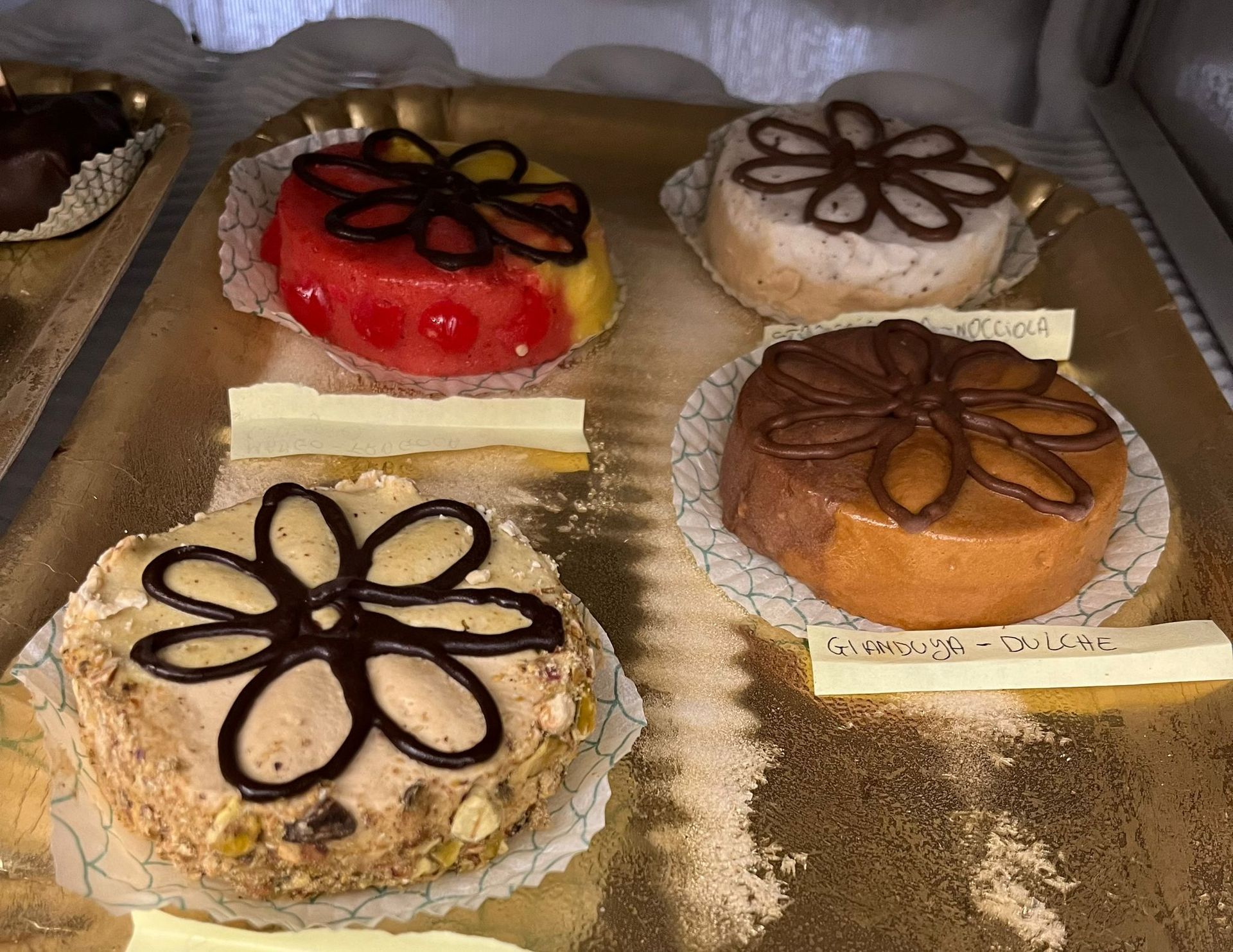 Un vassoio di dolci con sopra dei fiori di cioccolato