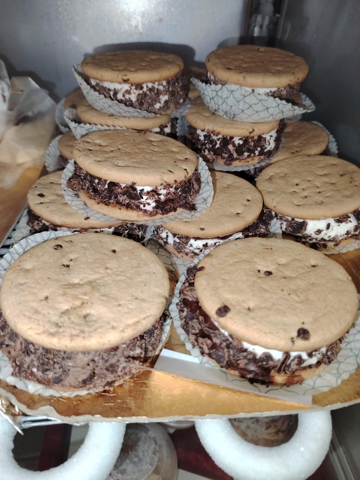 Un mucchio di sandwich al gelato sono impilati uno sopra l'altro