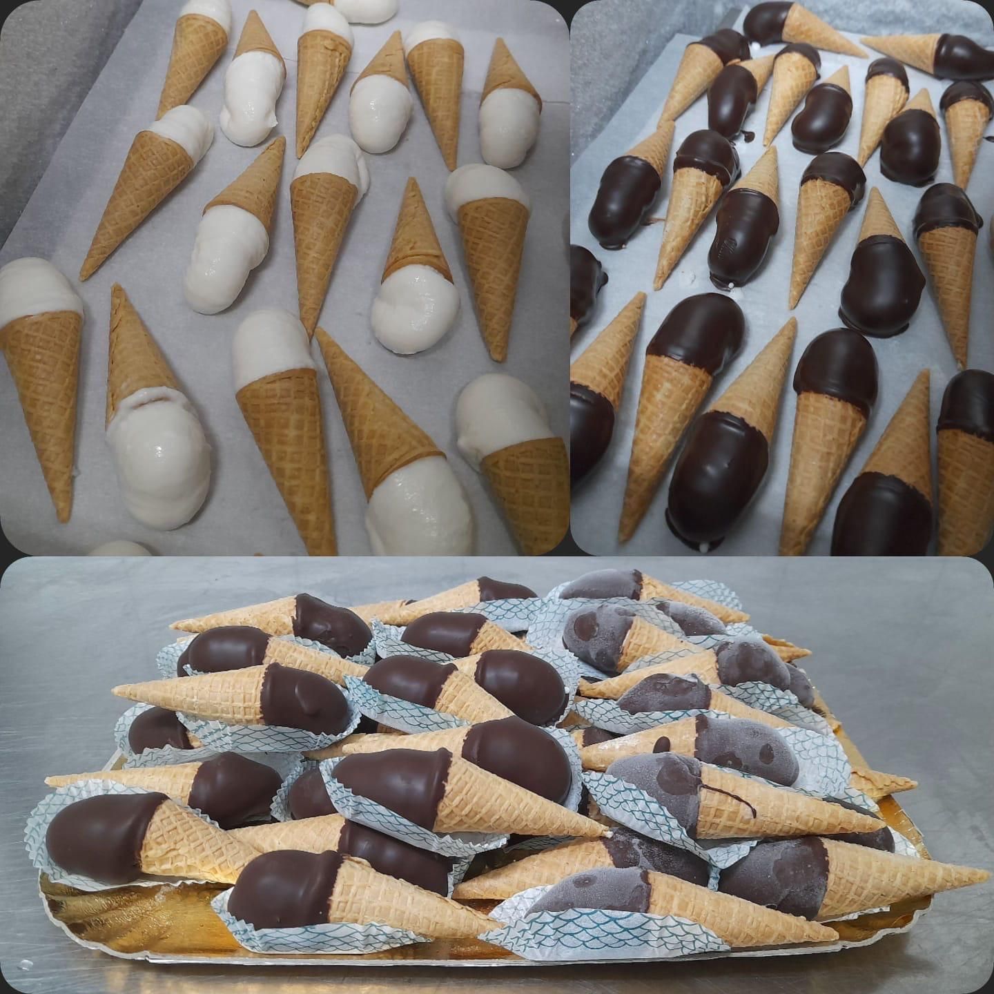 Un vassoio di coni gelato ricoperti di cioccolato su un tavolo