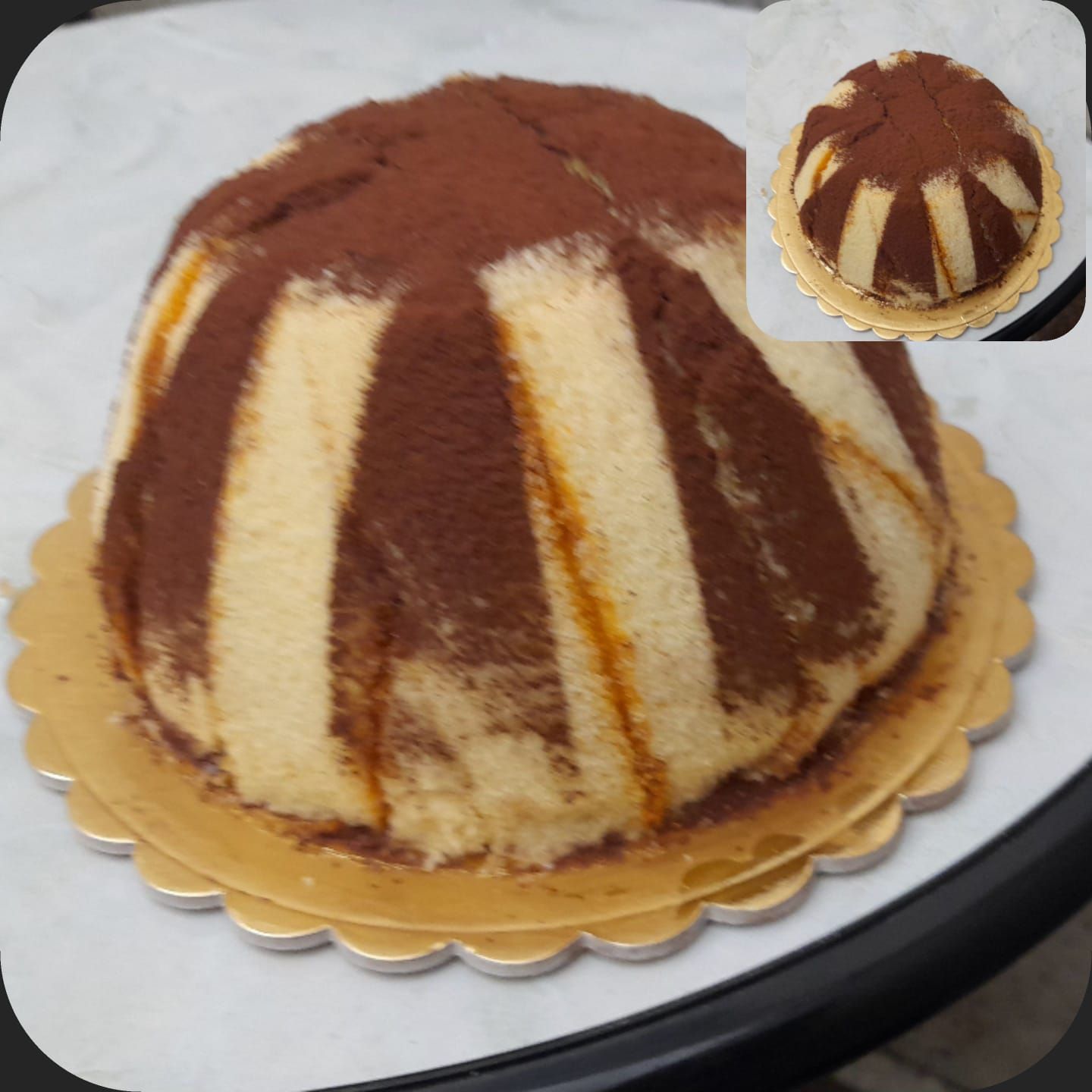 Una torta marrone e bianca su un piatto d'oro