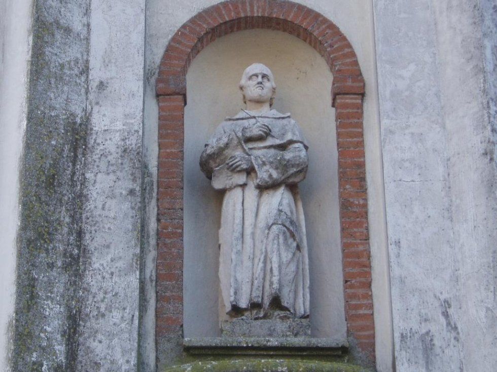 Vighizzolo lapideo statua ante restauro