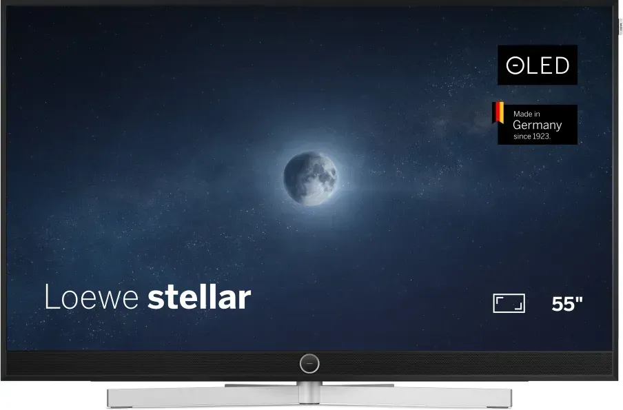 Loewe Stellar OLED-Fernseher mit mondbeschienener Szene auf dunklem Bildschirm, 55-Zoll-Etikett und Produktlogos.