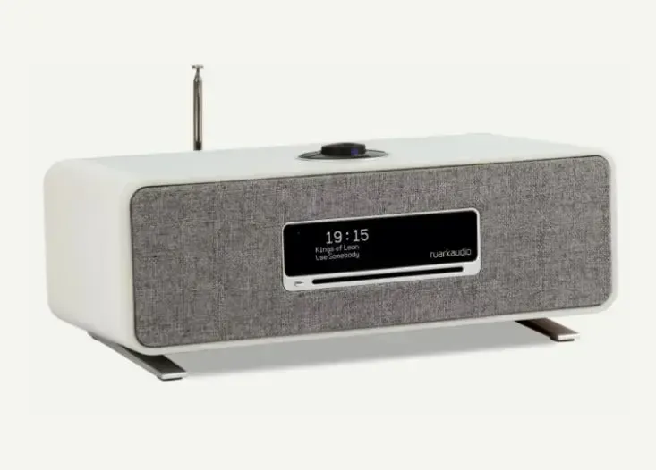 Retro-Tischradio in Weiß mit grauem Lautsprechergitter und digitaler Uhranzeige