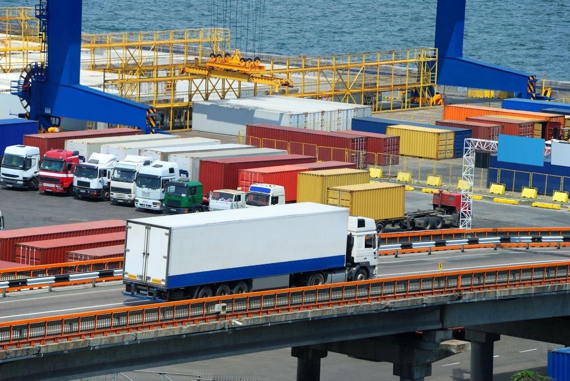 porto commerciale con tir pronti per il trasporto