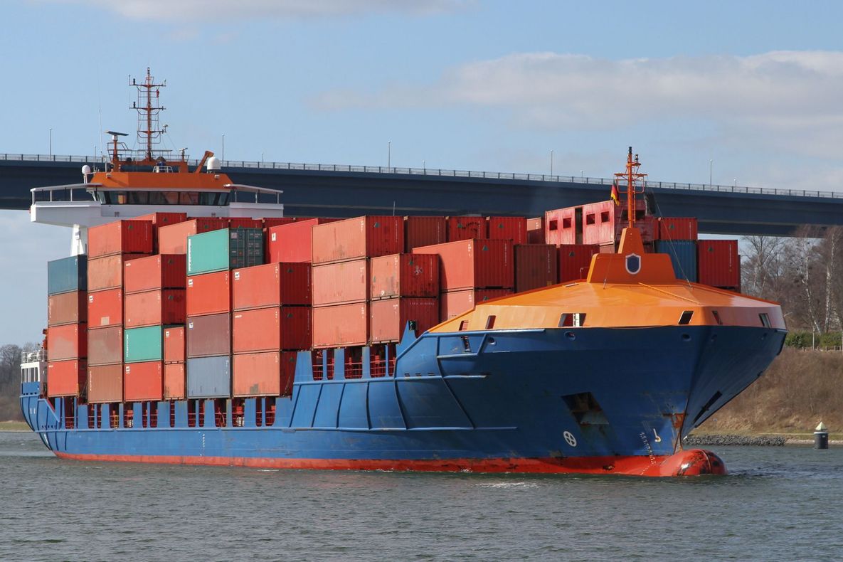 nave carica di container
