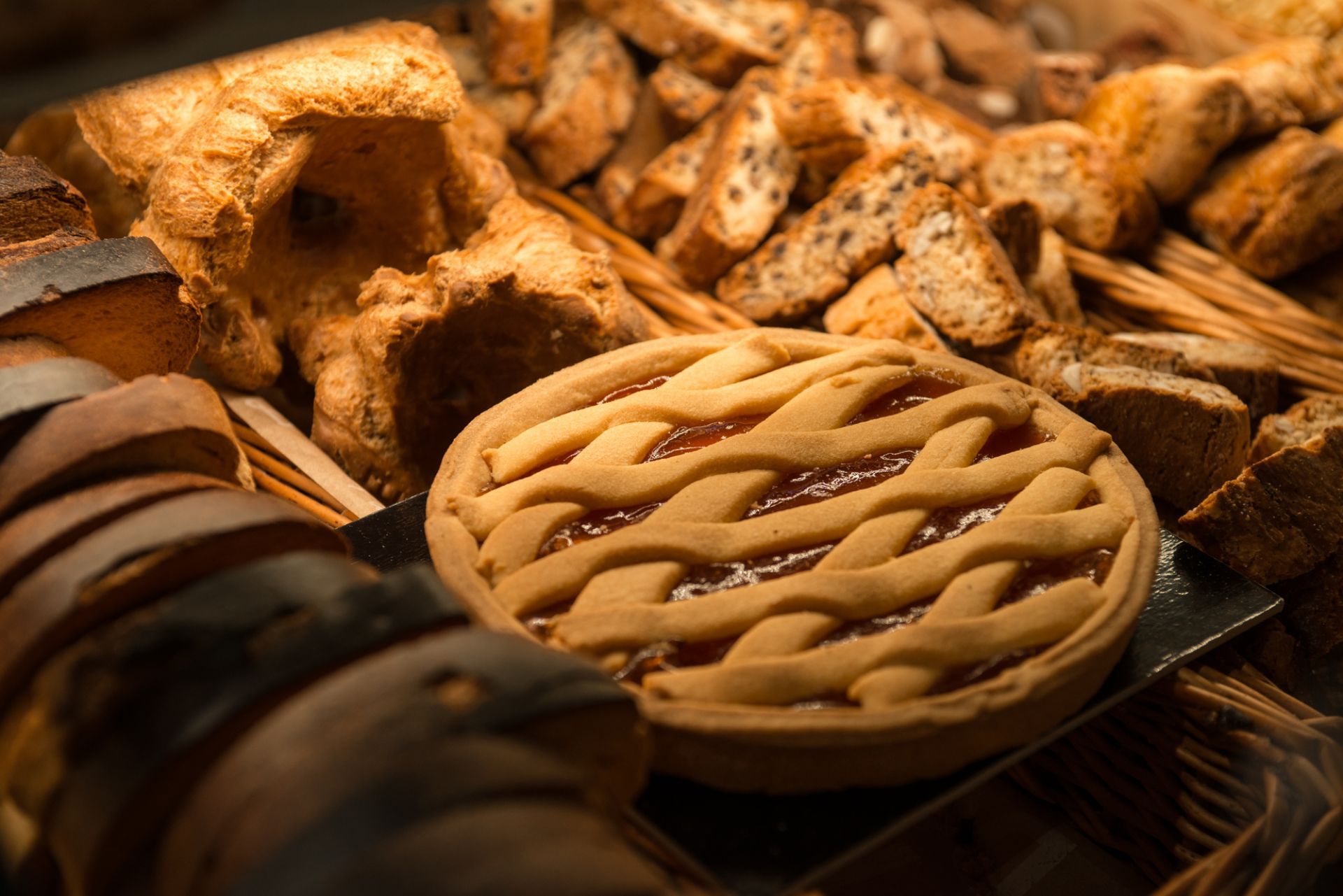 Una torta è appoggiata su un vassoio di pane.