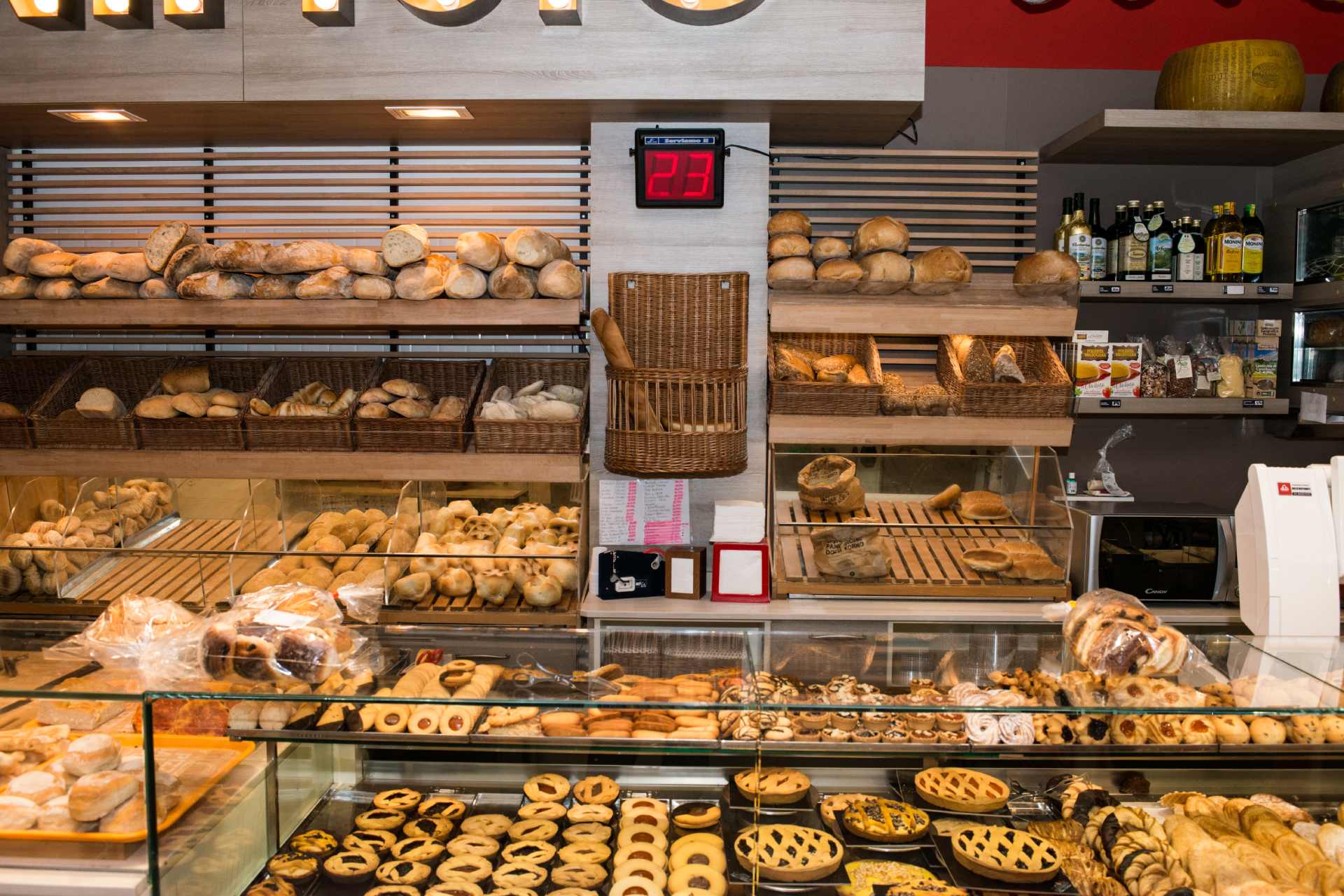 Un panificio con tanto pane e dolci in esposizione