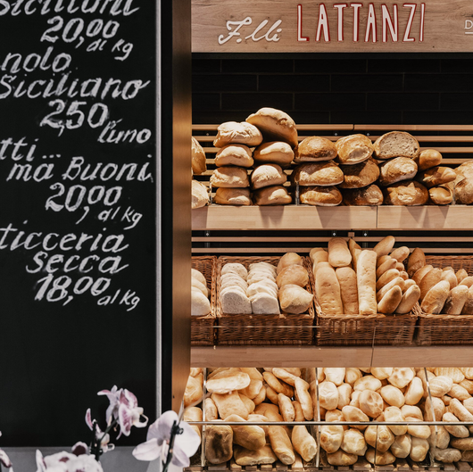 Un'esposizione di pane davanti a un cartello che dice lattanze