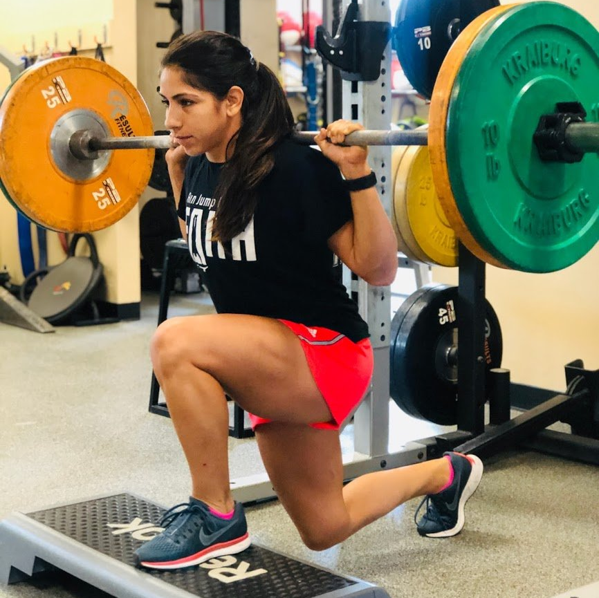 woman doing squat lunges