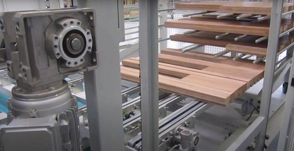 Caricatore-scaricatore per centro di lavoro per serramenti