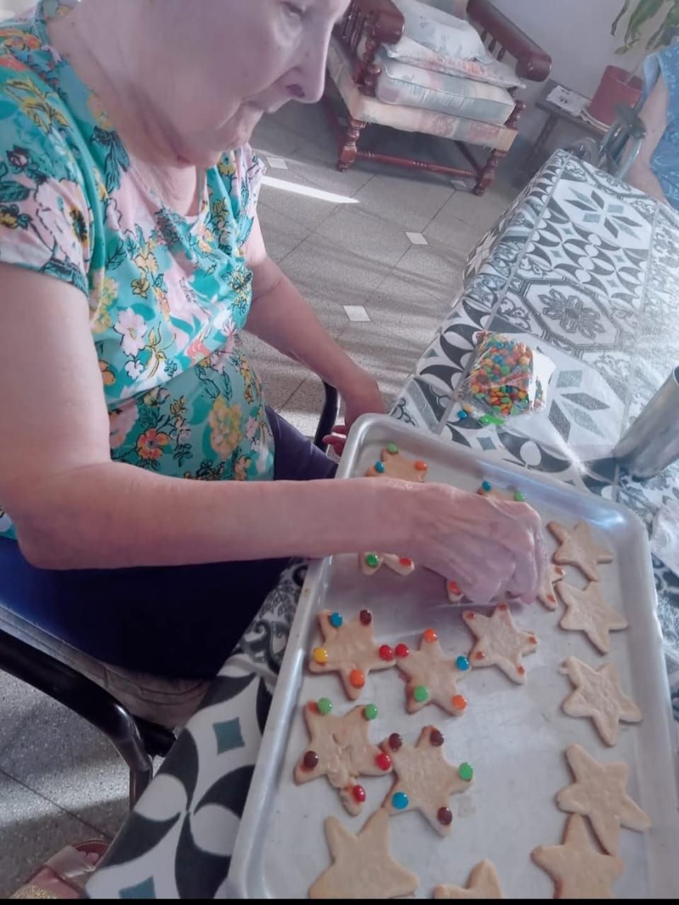 mujer mayor realiza actividades