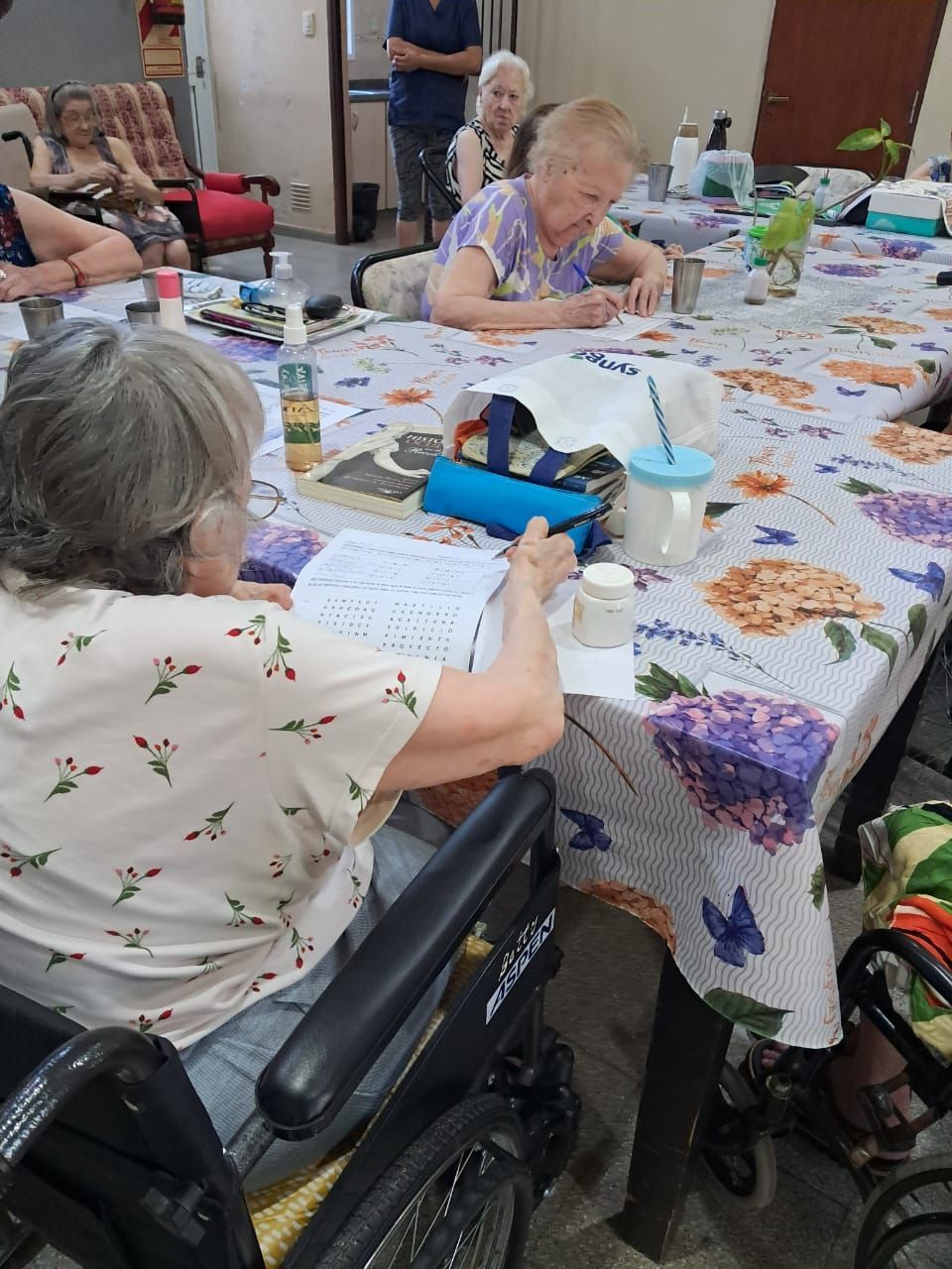 mujeres mayores hacen actividades en una mesa