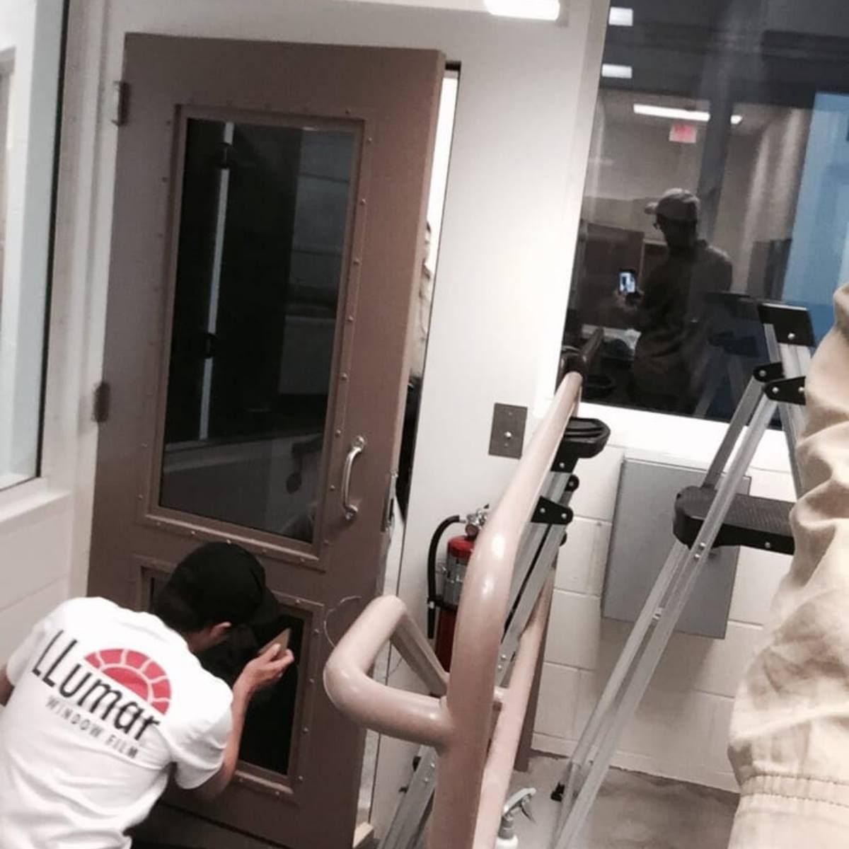 A person wearing a shirt that says humar on the back