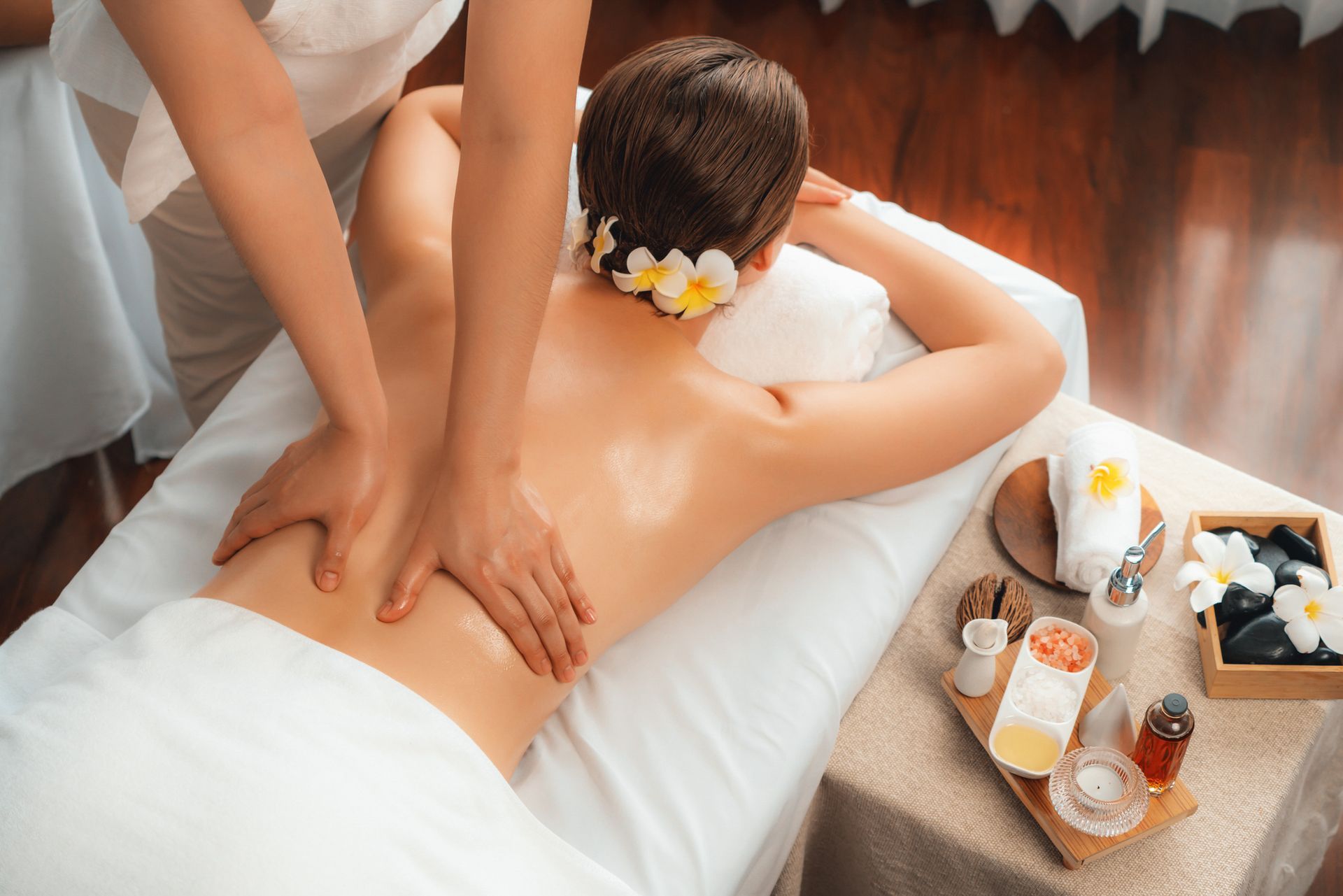 Una mujer está recibiendo un masaje en un spa.