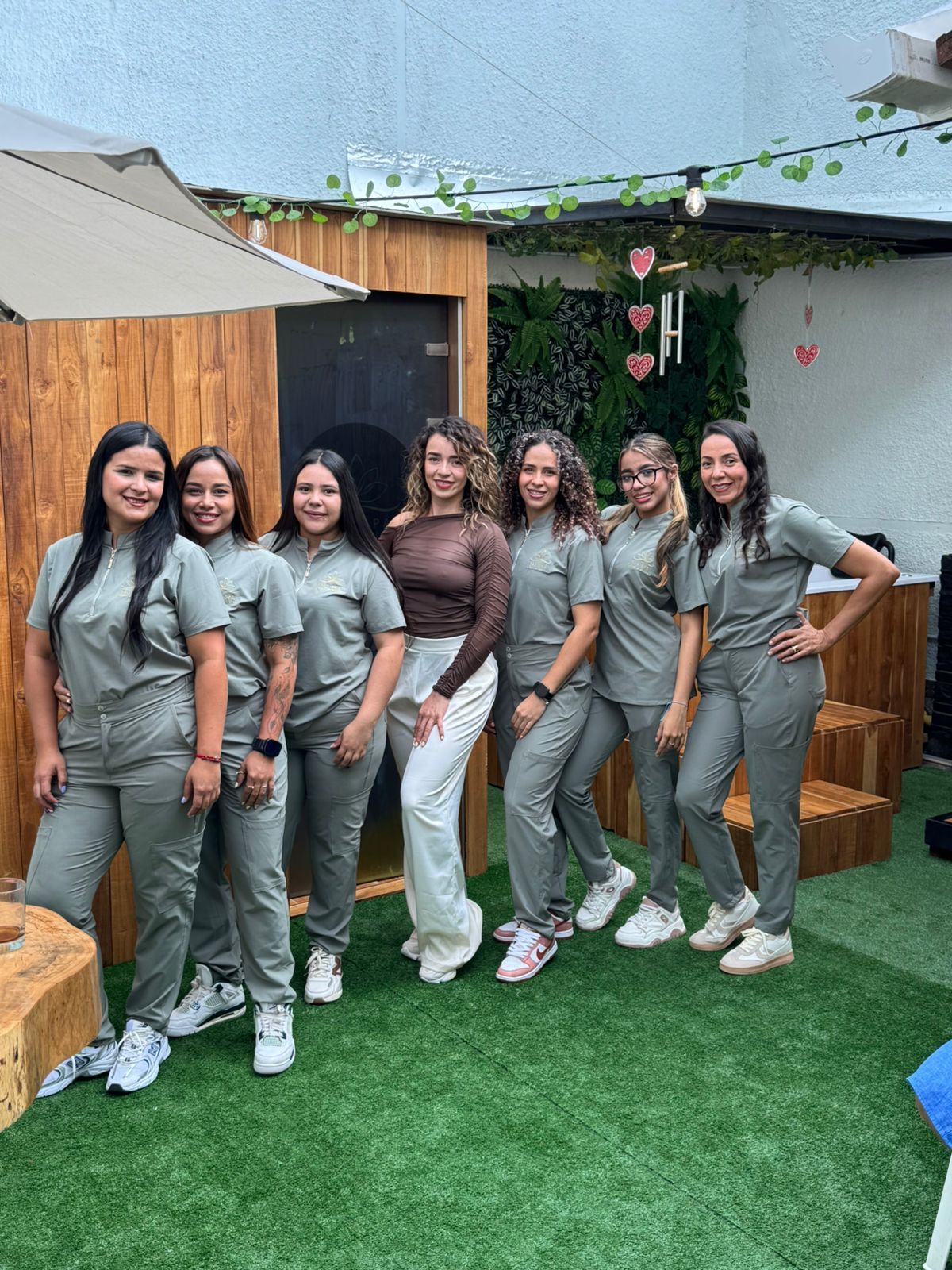 Un grupo de personas están recibiendo masajes en un spa.