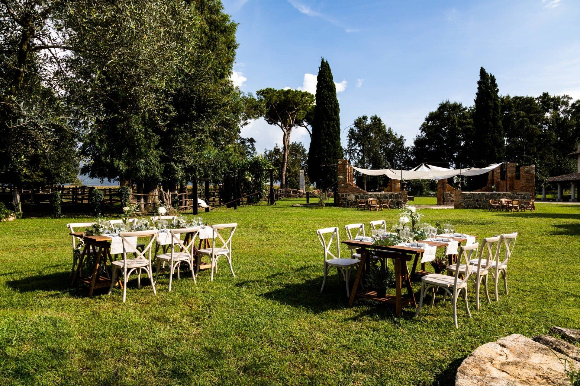 Tavoli per ricevimento nel parco