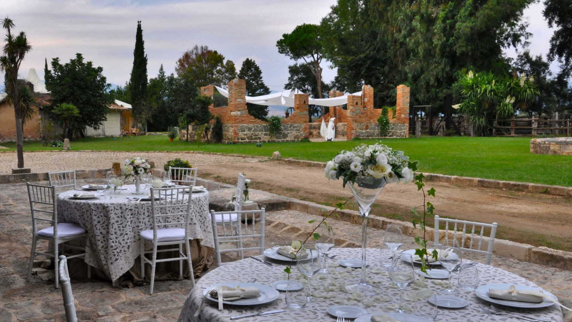 Tavoli per ricevimento nel parco