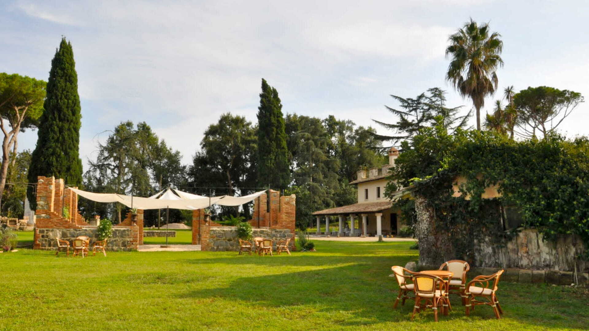 Veduta della Tenuta Corvina dal giardino