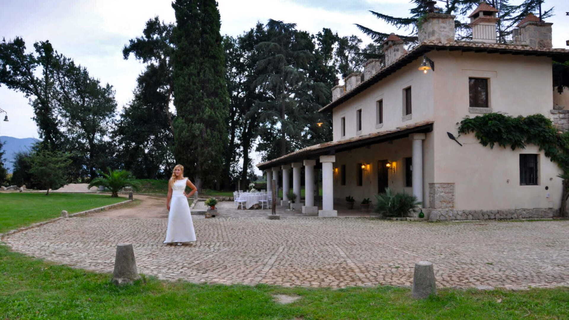 Sposa posa per foto nel parco