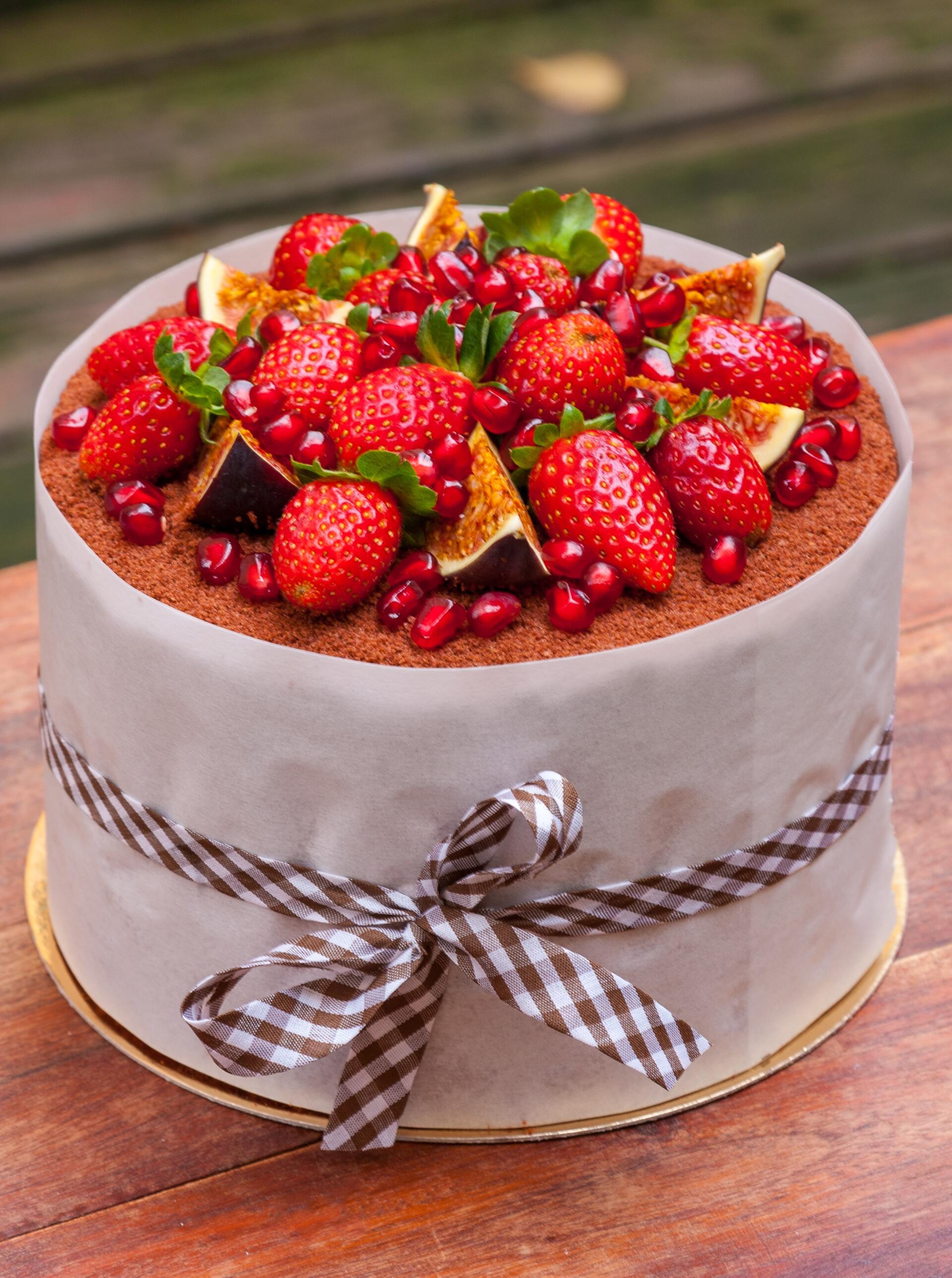 Torta con frutti rossi per festa di laurea