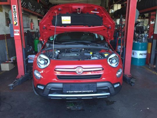 riparazione di un'automobile Fiat rossa
