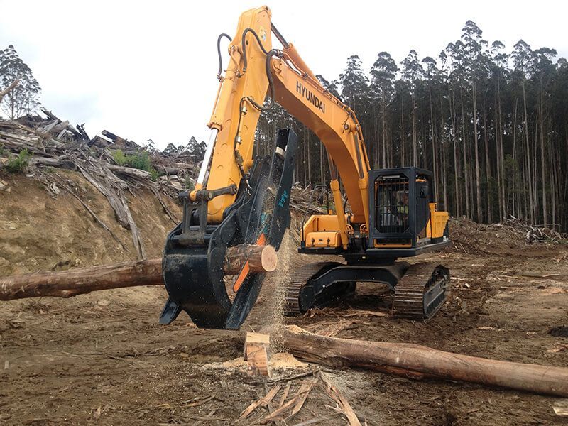Forestry log fork with built-in saw