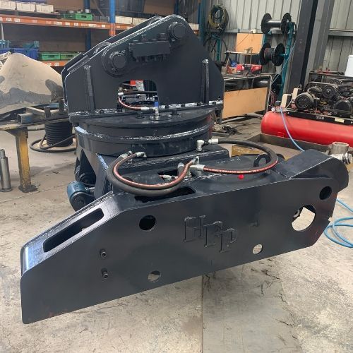 Rotating grapple with saw