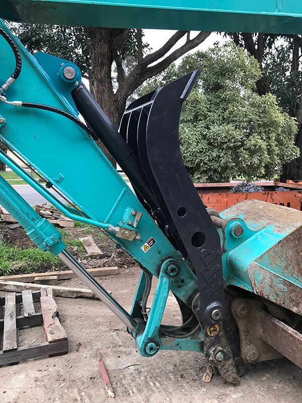 Hydraulic and static bucket thumb
