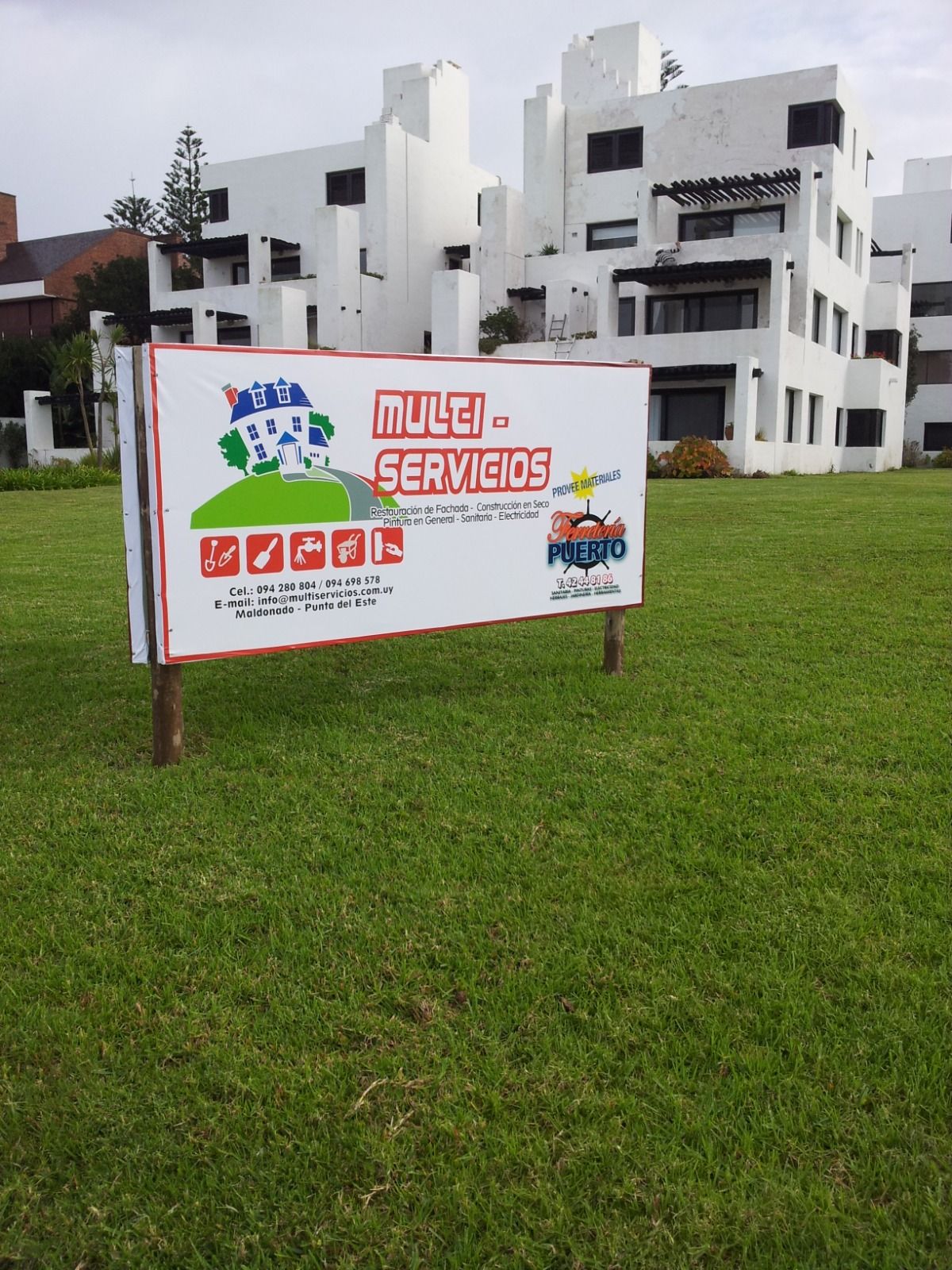 Un cartel que dice 'multiservicios'