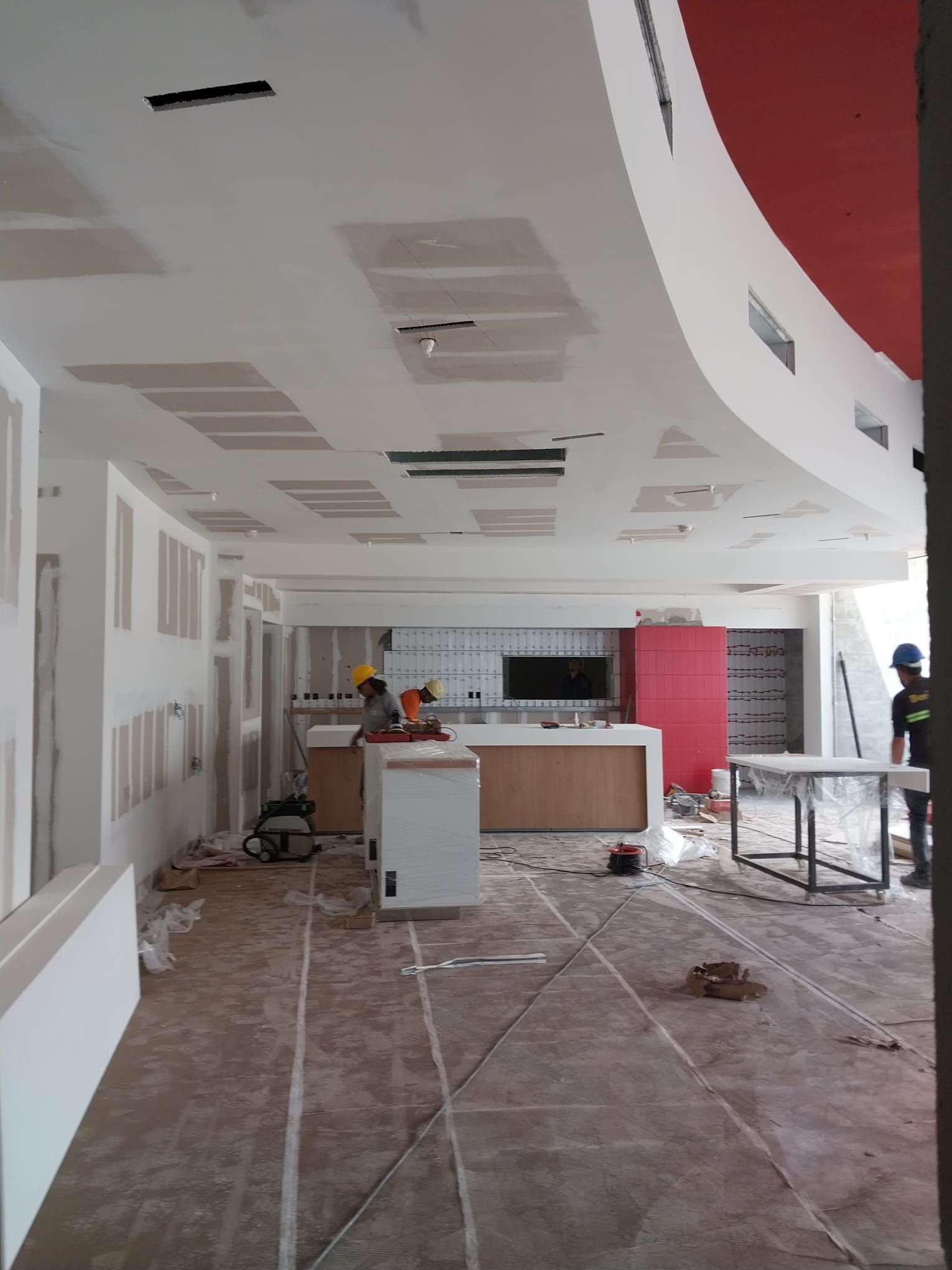 Un edificio en construcción con un techo rojo.