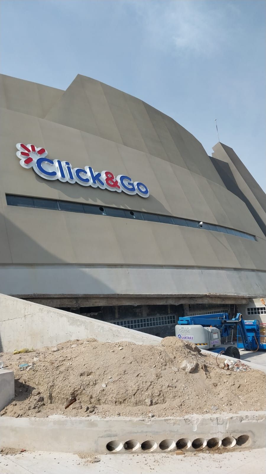 Un gran edificio con un cartel que dice 