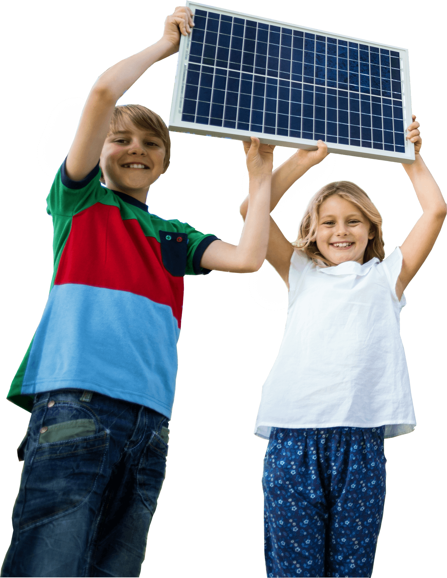 Zwei Kinder mit Solarpaneel in den Händen