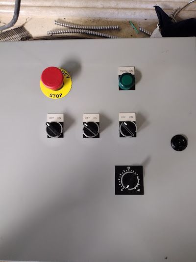 A control panel with a red button that says stop on it